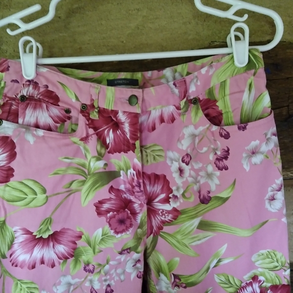 NWOT Van Heusen Pink Floral Capri Pants Size 8 - Picture 2 of 5